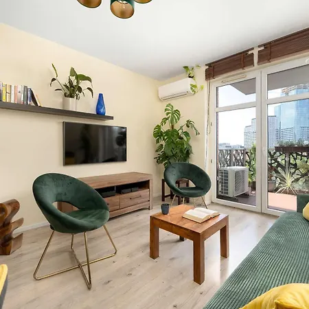 Stylish With A Bath And A Balcony In The Centre By Renters
