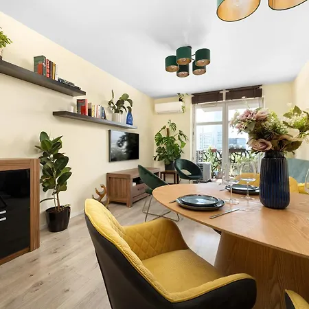 Stylish With A Bath And A Balcony In The Centre By Renters