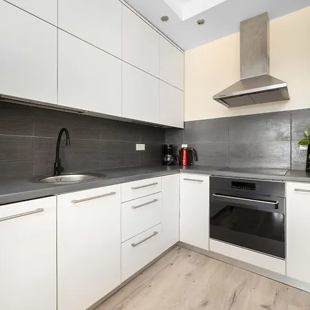 Stylish With A Bath And A Balcony In The Centre By Renters *