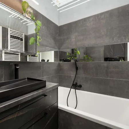 아파트 Stylish With A Bath And A Balcony In The Centre By Renters