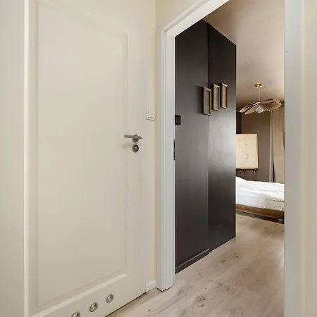 Stylish With A Bath And A Balcony In The Centre By Renters